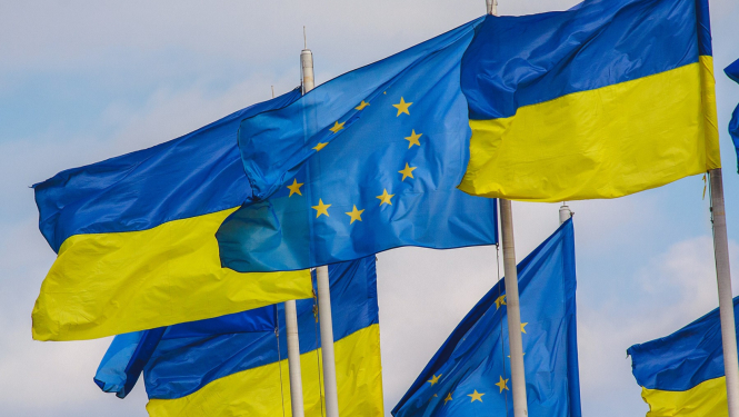 Ukrainas un ES karogi