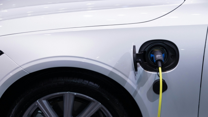 Balts auto uzlādes brīdī