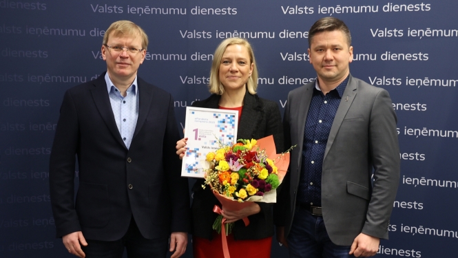 VID ģenerāldirektore saņemot apbalvojumu un LVRTC pārstāvji 