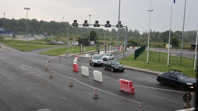 Automašīnas stāv rindā muitas kontroles punktā