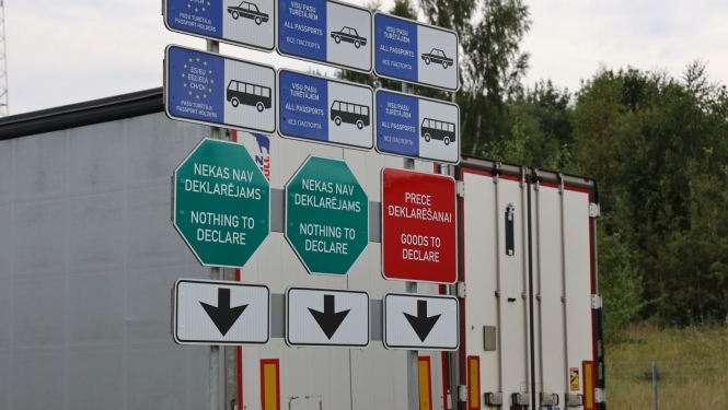 Ceļa zīmes muitas kontroles punktā
