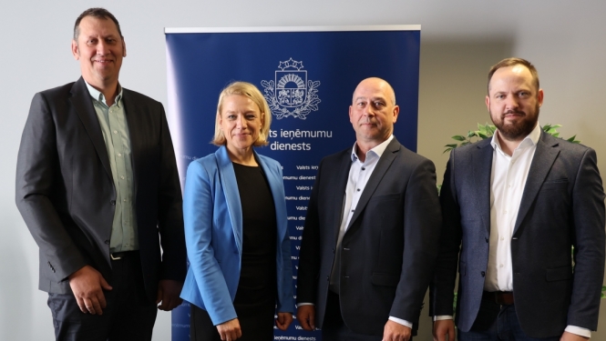 •	Kopīgs ģenerāldirektores Baiba Šmite-Roķes lauksaimnieku biedrības “Zemnieku saeima” foto pēc sadarbības vienošanās parakstīšanas