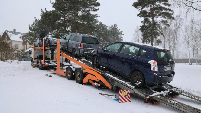 Vairākas mašīnas uz auto treilera