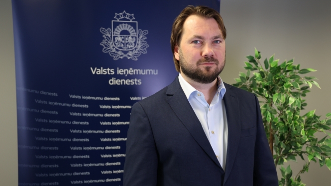 J.Upmanis, aizmugurē VID baneris
