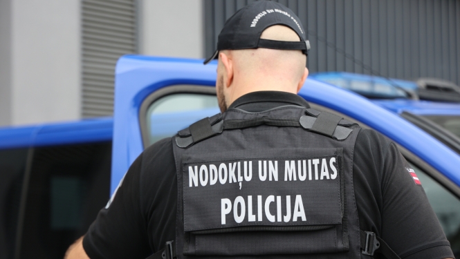 Nodokļu un muitas policijas darbinieks 