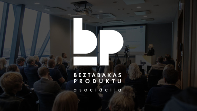 Beztabakas Produktu Asociācijas balts logo un uzraksts uz foto, kur redzama  konferenču zāle, pilna ar cilvēkiem