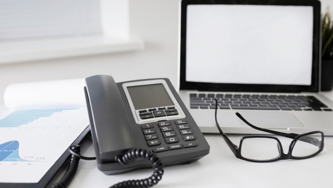 Galds ar datoru, telefonu un brillēm