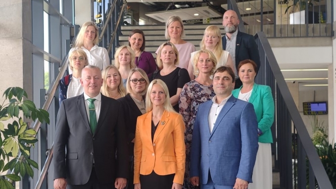 Finanšu ministrijas un Valsts ieņēmumu dienesta amatpersonu kopīgā fotogrāfija 