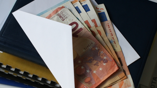Naudas banknotes aploksnē