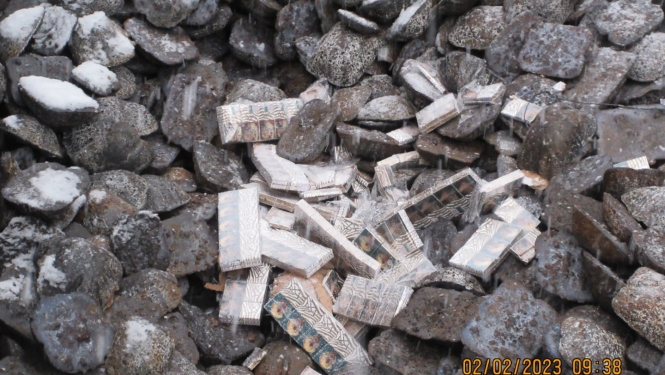 Čuguna gabalos ieraktas daudz cigarešu paciņas