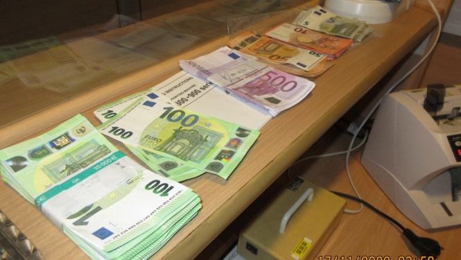 Dažādas vērtības eiro papīra banknotes 