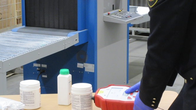 Muitas laboratorijas darbinieks ar RAMAN spektrometru veic parauga izpēti