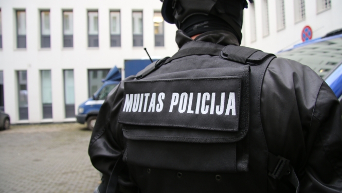 Cilvēks no mugurpuses, muitas policijas apģērbā