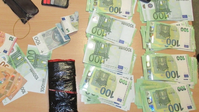 Nedeklarētas skaidras naudas banknotes uz galda