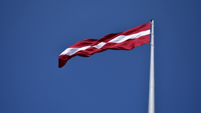 Latvijas karogs zilās debesīs