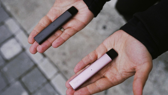 Plaukstās elektroniskās cigaretes