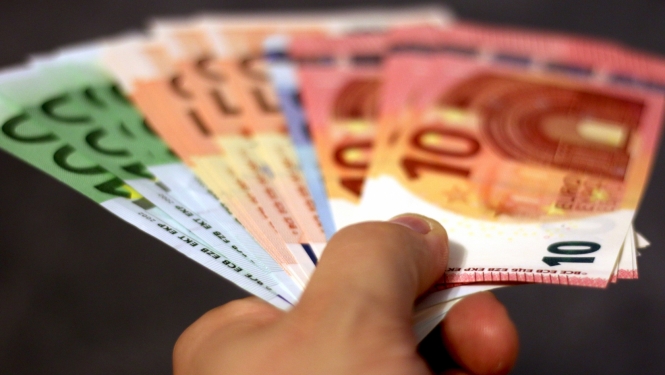 Roka ar eiro banknotēm 