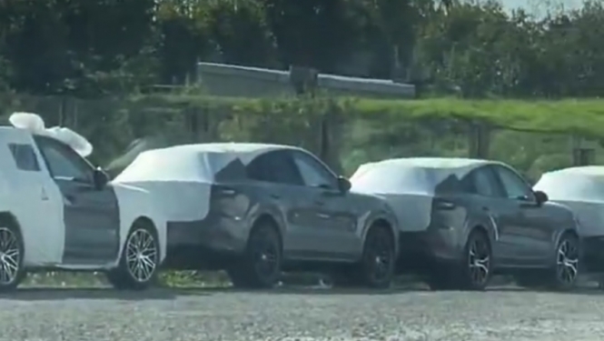 Laukumā stāv automobiļi