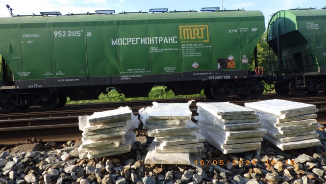 Blakus dzelzceļa vagonam stāv 120 000 kontrabandas cigaretes