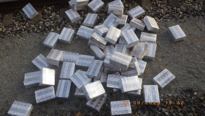 Uz zemes daudzas pakas ar kontrabandas cigaretēm