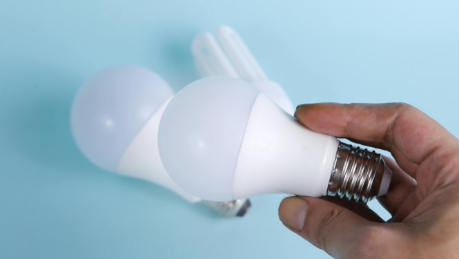 Rokā paņemta elektrības spuldzīte