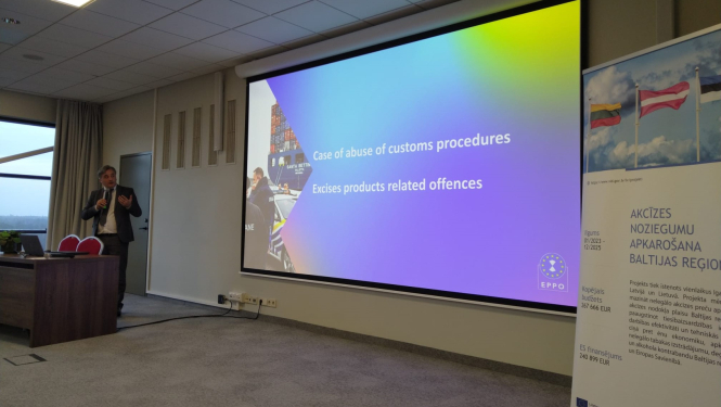 Cilvēks rāda uz ekrāna prezentāciju par akcīzes noziegumu apkarošanu 