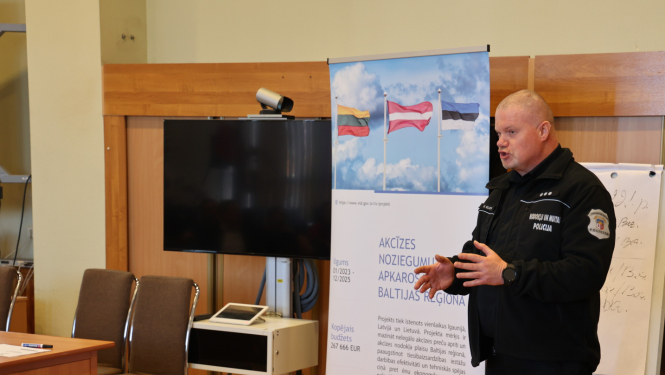 Vītrietis pie banera runā 