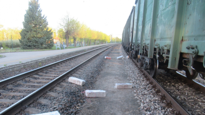 Kontrabandas cigarešu iepakojumi starp dzelzceļa sliedēm