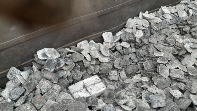 Zem čuguna gabaliem paslēpti iepakojumi ar cigaretēm