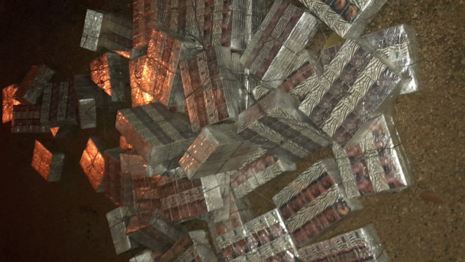 Plēvē ietīti iepakojumi ar kontrabandas cigaretēm, kopā 84 000 kontrabandas cigarešu "NZ Gold"