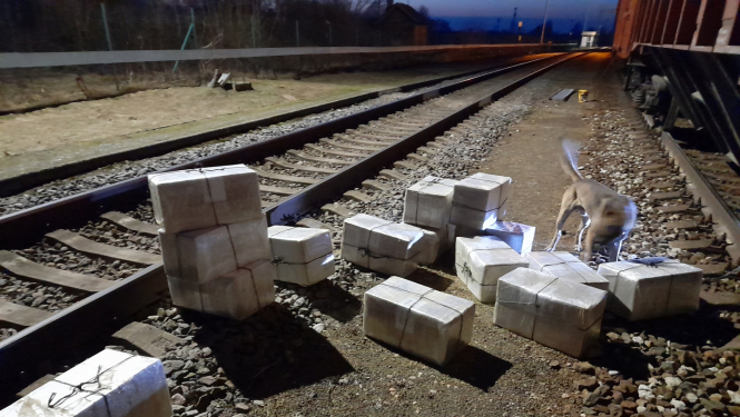 Uz dzelzsceļa sliedēm stāv lieli iepakojumi ar kontrabandas cigaretēm