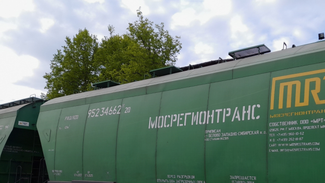 Blakus dzelzsceļa vagonam stāv konfiscētās kastes ar kontrabandas cigaretēm