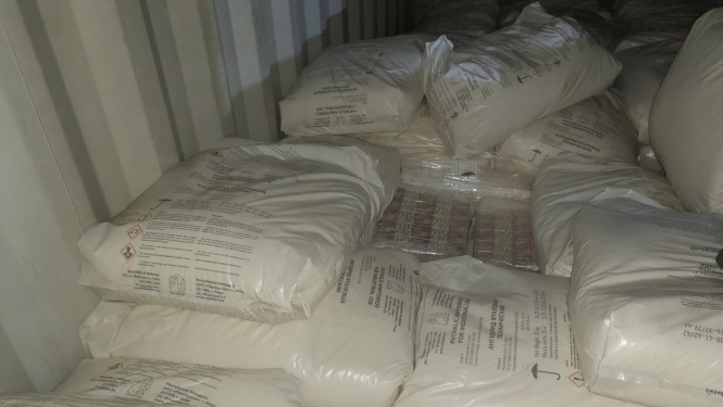 Starp baltiem maisiem paslēpti kontrabandas iepakojumi