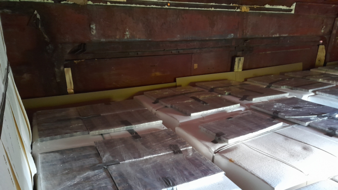 Kastēm piestiprināti kontrabandas cigarešu iepakojumi 