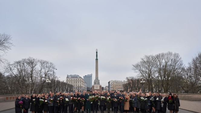 Latvijas muitas pārstāvji tās dibināšanas 105. gadadienā pie Brīvības pieminekļa