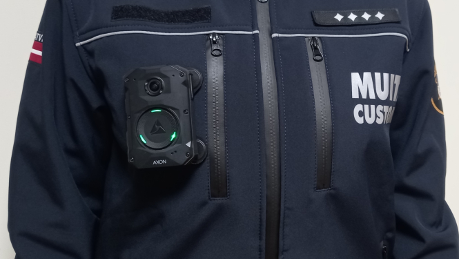 Pie tumši zilas muitas formas virsjakas piestiprināts videoreģistrators 