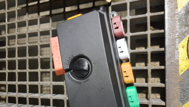 Uz metāla režģa novietota lauksaimniecības tehnikas rezerves daļa 