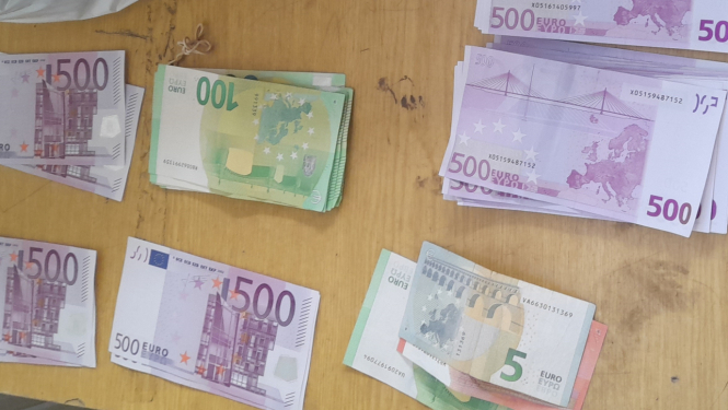 Vairākas kaudzītes ar dažādas vērtības eiro papīra nauda zīmēm 