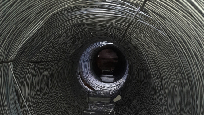 Stiepļu rituļos paslēpti iepakojumi ar kontrabandas cigaretēm