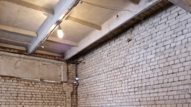 Telpā sakrautas daudz kartona kastes 