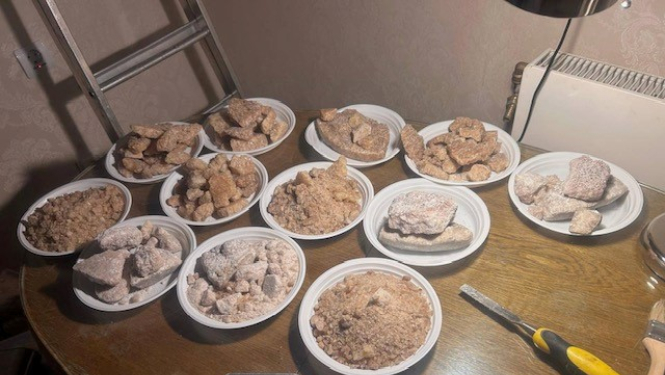 Uz galda 12 vienreizējie šķīvji ar dažādām narkotiskajām vielām 