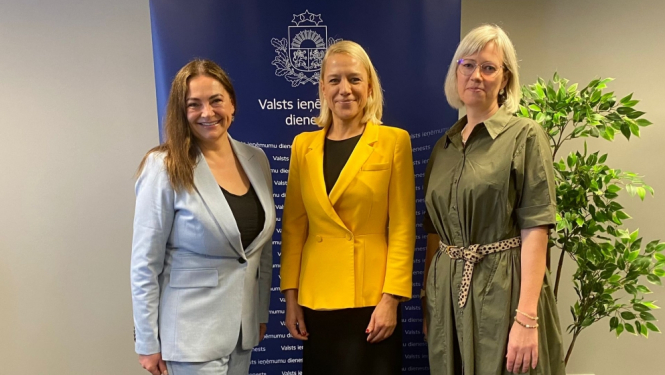 Valsts ieņēmumu dienesta ģenerāldirektore Baiba Šmite-Roķe kopīgi ar Latvijas nodokļu konsultantu asociācijas (LNKA) valdes pārstāvēm Irēnu Lejiņu un Daigu Zēnu-Zēmani