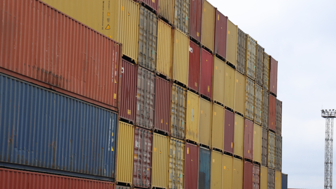 Vairāki dažādu krāsu konteineri