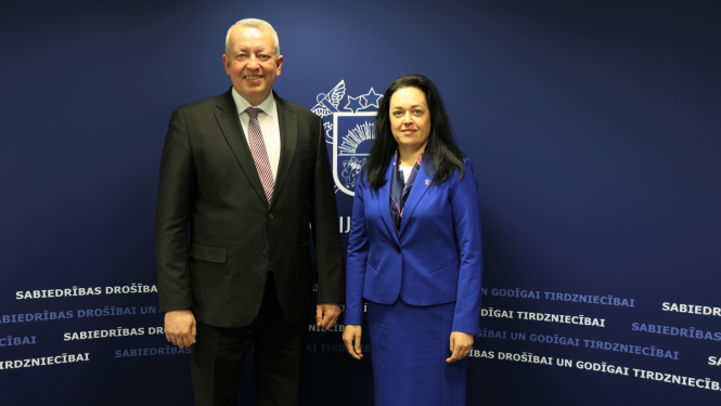 Moldovas ārkārtējā un pilnvarotā vēstniece Latvijā Mihaela Mokanu un VID ģenerāldirektora vietnieks muitas jomā, Muitas pārvaldes direktors Raimonds Zukuls