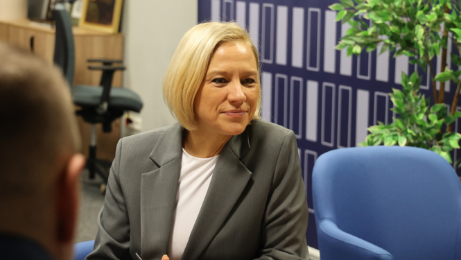 VID ģenerāldirektore Baiba Šmite-Roķe sēž pie galda