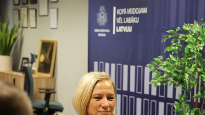 VID ģenerāldirektore Baiba Šmite-Roķe sēž pie galda