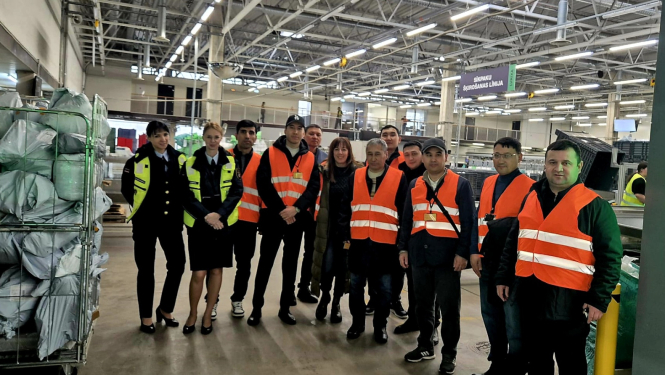 Latvijas un Centrālāzijas valstu muitas dienestu pārstāvji pēc iepazīšanās ar Lidostas MKP darbu