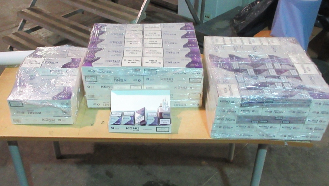 Plēvē ietītas daudz cigarešu paciņas saliktas uz galda 