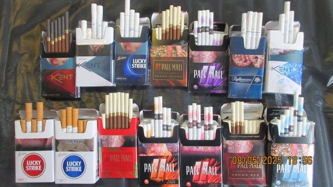 Daudz atvērtas dažādu marku cigarešu paciņas 