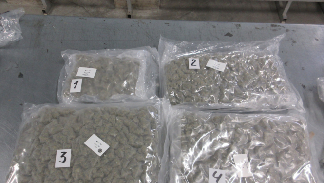 Uz metāla virsmas četri caurspīdīgi iepakojumi ar marihuānu 